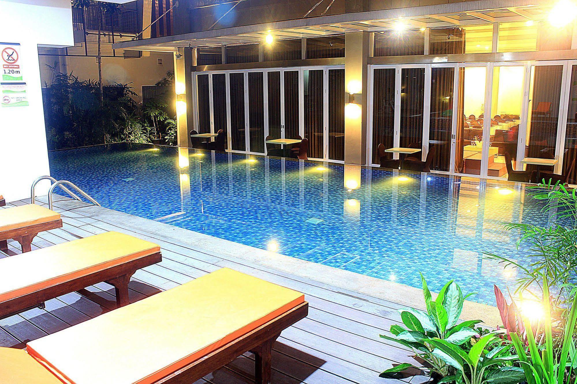 Zen Premium Setrawangi Raya Hotel Bandung Ngoại thất bức ảnh